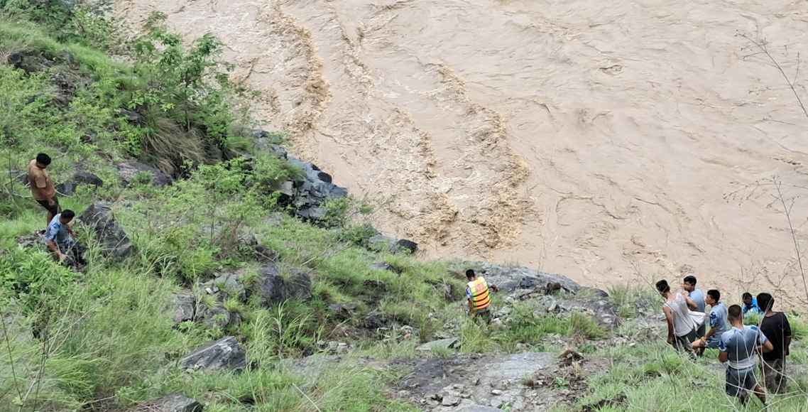 कर्णाली दुर्घटना अपडेट : ६ गोताखोरको टोलीले खोज्दा पनि भेटिएन् गाडी
