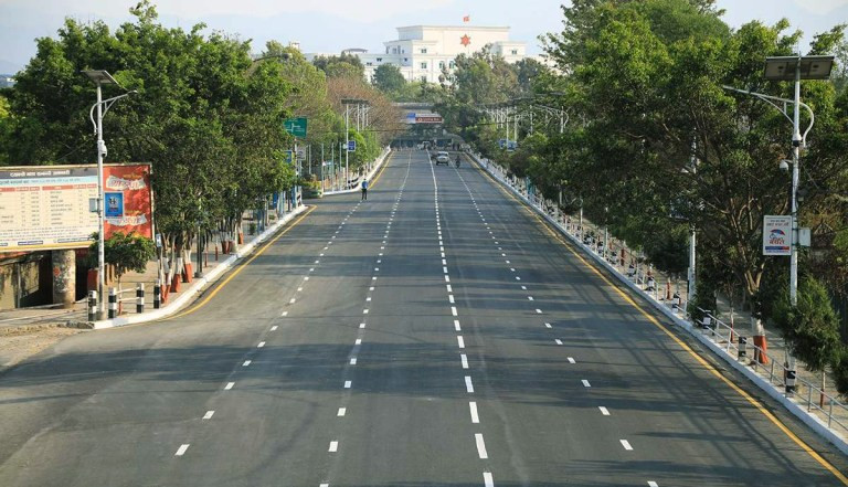 उज्यालो हुँदै काठमाडौँका मुख्य सडक 