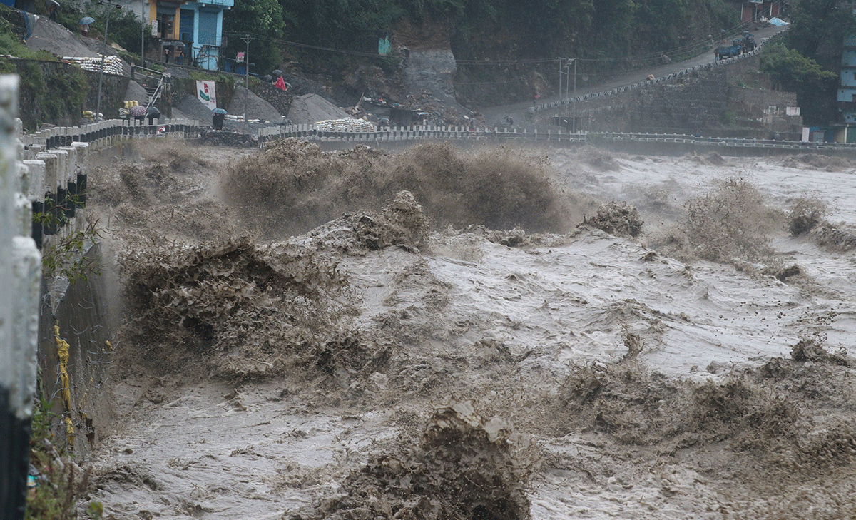 बाढीले कर्णाली पुलका सामान बगायो
