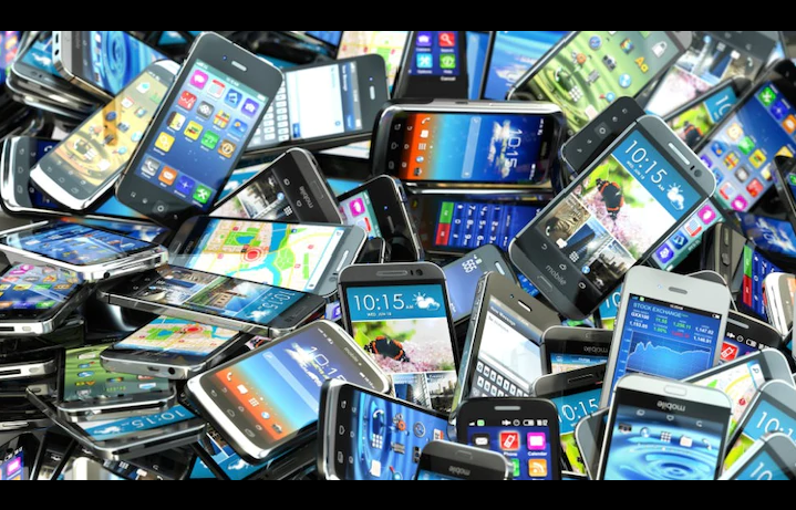 चोरीका बीस मोबाइलसहित तीन पक्राउ