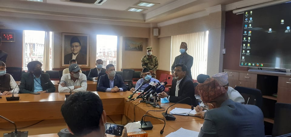 अर्थमन्त्री र गभर्नरबीच छलफल