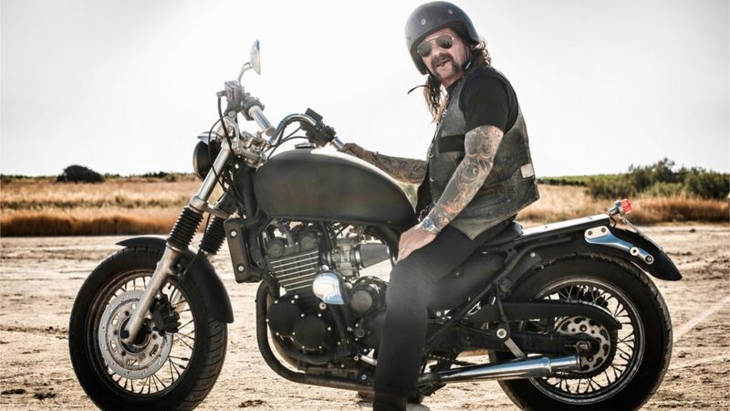 मोटरसाइकल चलाउँदा कम्पनका कारण क्यामरा बिग्रिन सक्ने एपलको चेतावनी