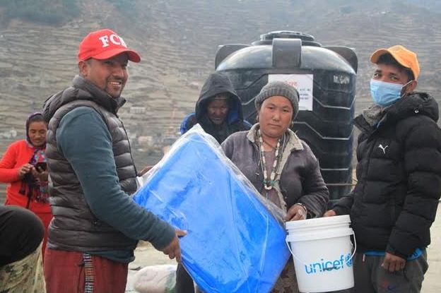 अग्नि पीडितलाई त्रिपाल र सरसफाई सामग्री सहयोग