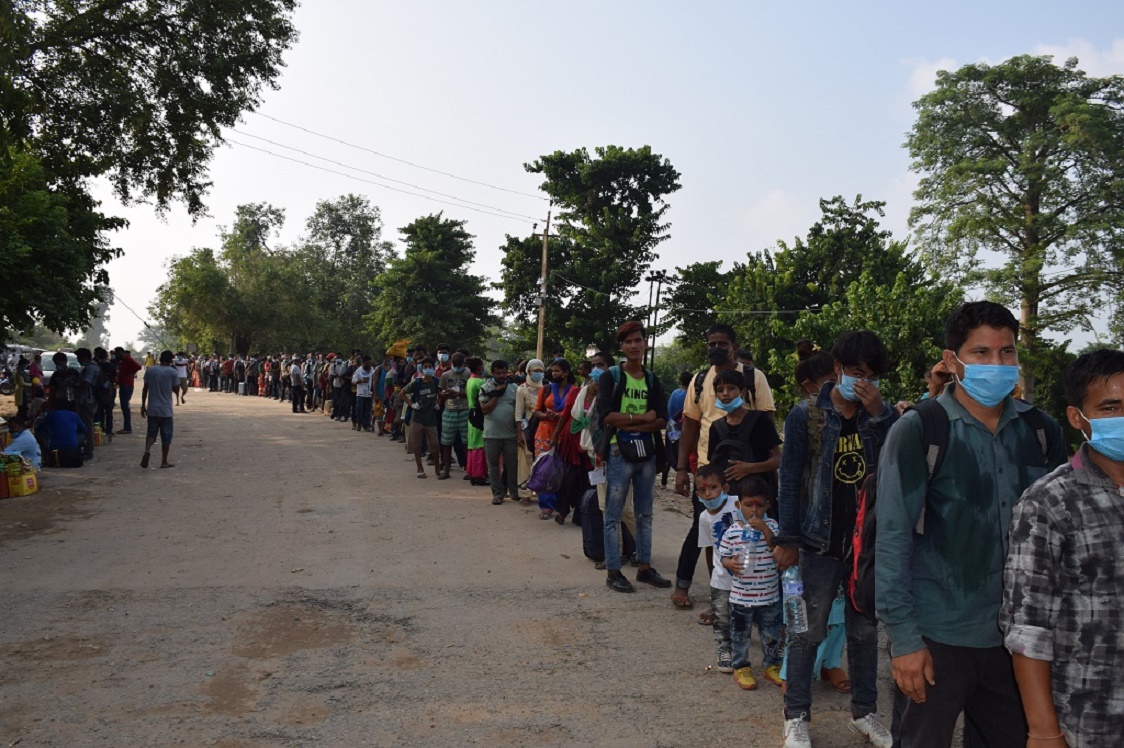 सीमाक्षेत्रमा घर फर्कनेको लर्को