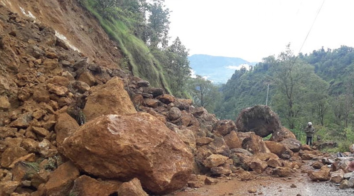 नयाँपुल–घान्द्रुक सडक पहिराले अवरुद्ध,  बाटोमै रोकिए पर्यटक