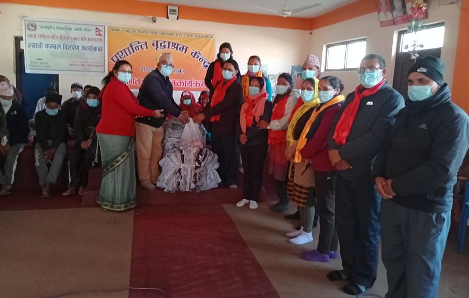 सुर्खेतमा वृद्धलाई न्यानो कपडासहित औषधि 