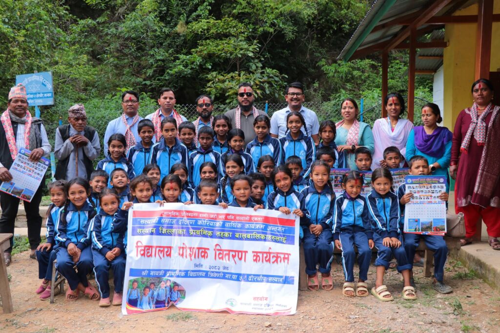 सल्यानमा ३७ विद्यार्थीलाई निःशुल्क पोशाक वितरण