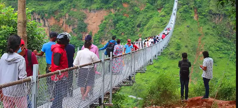 बाढीले जोखिममा परेको झोलुङ्गे पुलको संरक्षण गरिँदै