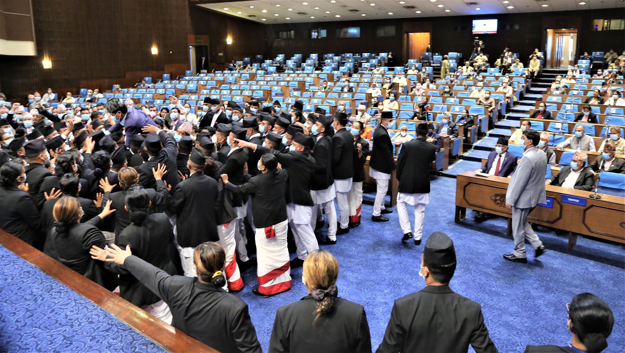 एमालेले अवरोध कायमै राख्ने