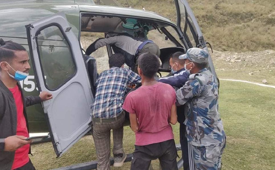 मुगु बस दुर्घटना : पाँच वटा शवलाई हेलिकोप्टरमार्फत नेपालगञ्ज पठाइयो