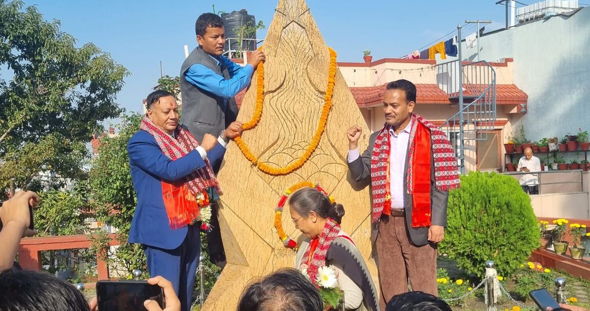 शहीद स्तम्भमा मन्त्रीको माल्यापर्ण