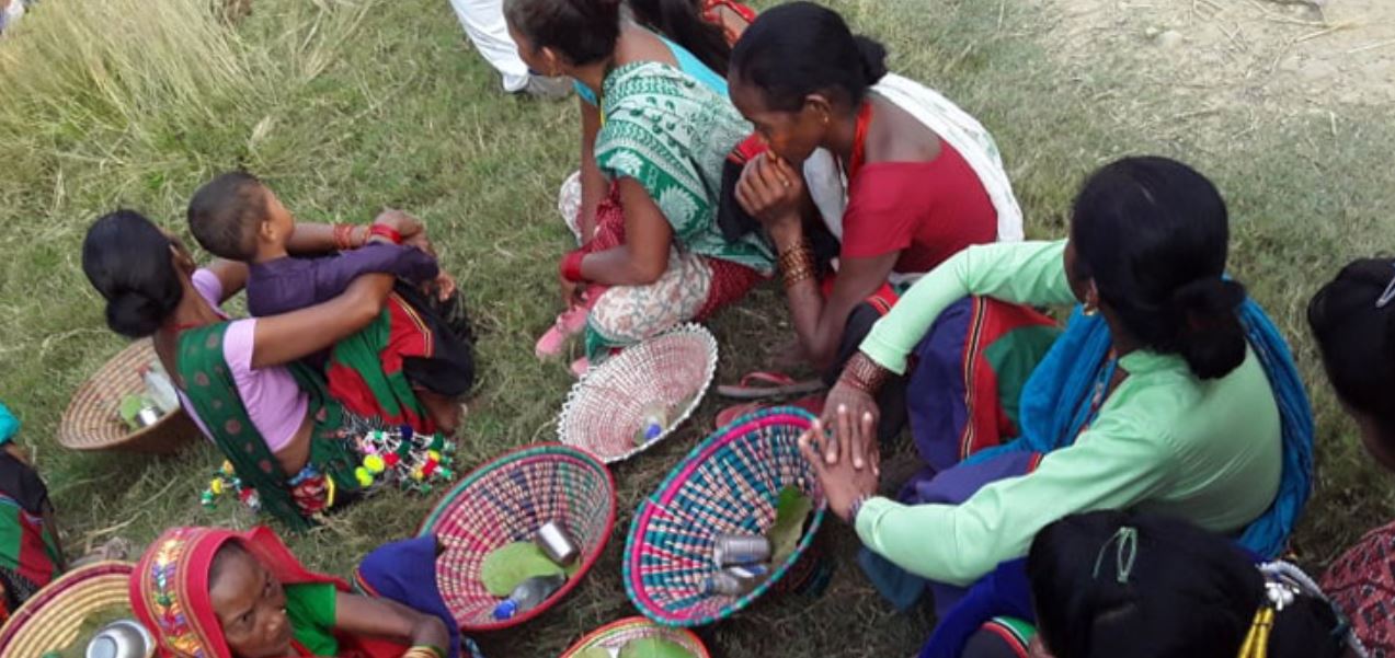 दसैँको अष्टमीको दिन थारु समुदाय ढिक्री पूजा गर्दै 