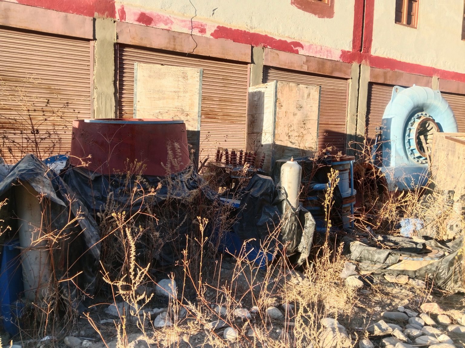 तिला लघुजलविद्युत् आयोजनाका उपकरण अलपत्र