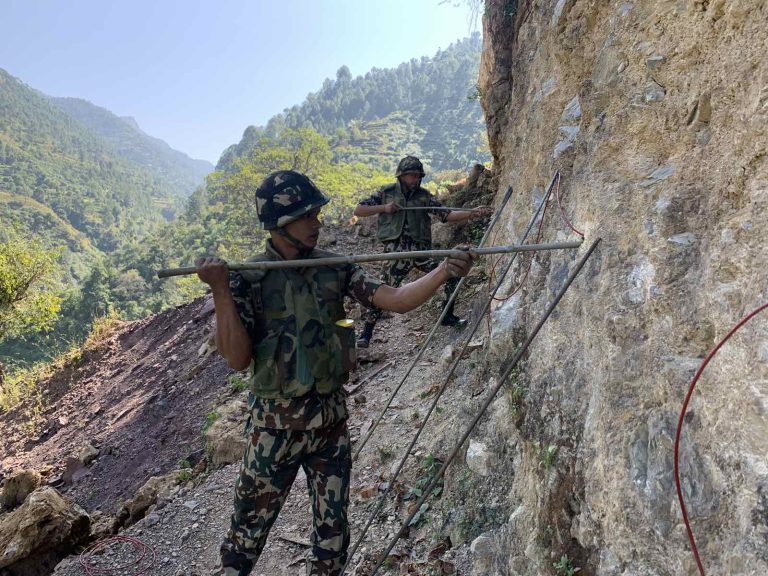 रोल्पाको सुलिचौर–अरेस–प्युठान सडकखण्डको कडा चट्टान फोर्दै नेपाली सेना